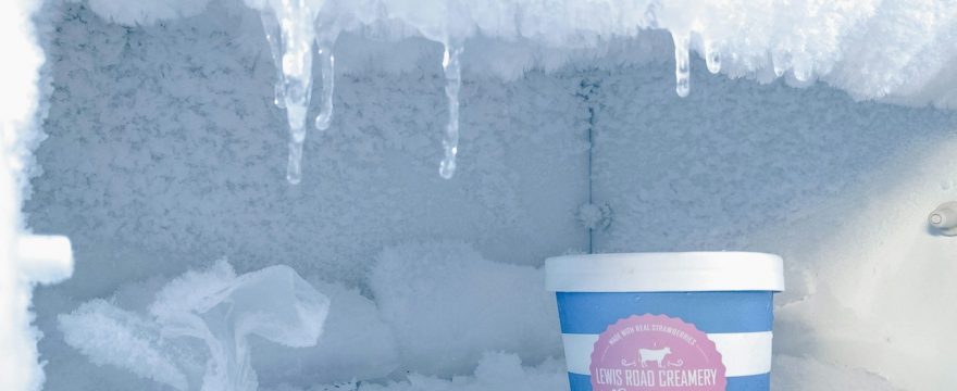 Tiefkühlfach mit Erdbeereis